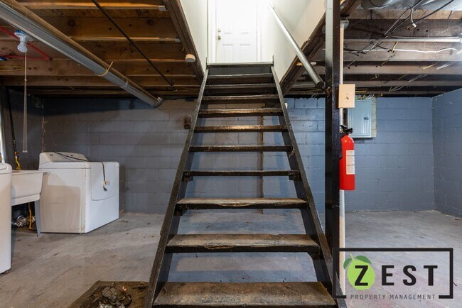 Building Photo - 4-BEDROOM 2-FULL BATHROOMS