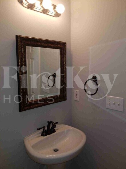 Building Photo - 4406 Vernon Cir SE