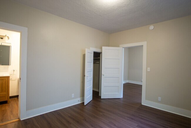 Building Photo - John's Landing: Updated Garden Level 1-Bed-Close to OHSU!