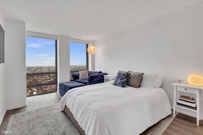Building Photo - 1660 N La Salle Dr