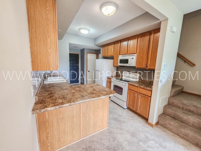 Building Photo - 2 Bedroom 2.5 Bath Townhome In West Des Mo...