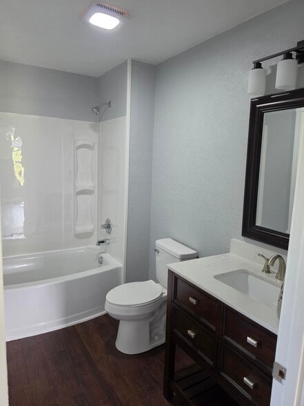Building Photo - 421 River Bend Dr