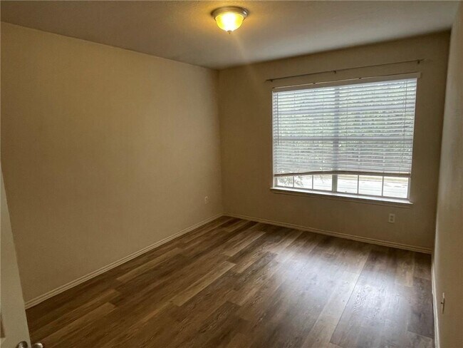 Building Photo - 613 Stallion Dr