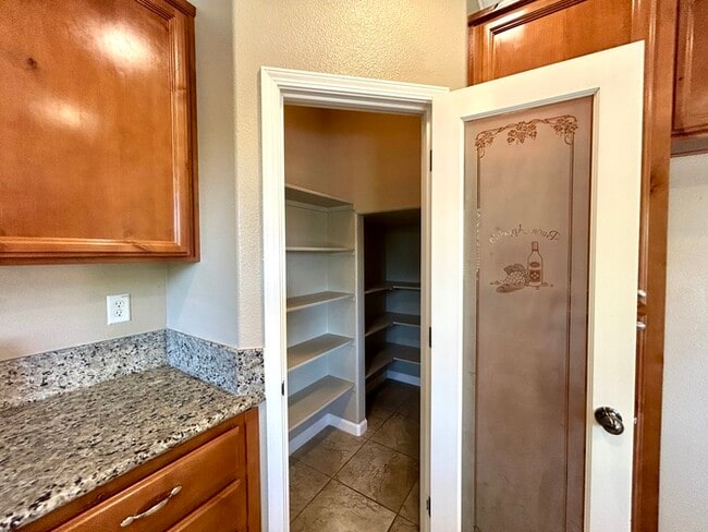 Building Photo - Beautiful 3 Bedroom 2.5 Bathroom in Gated ...