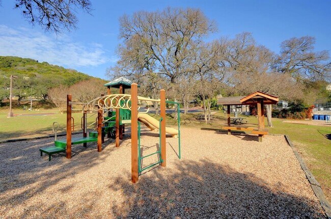 Building Photo - 7211 Lakewood Dr