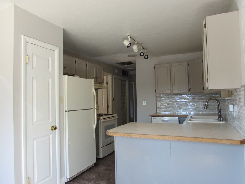 Building Photo - 2116 Bookcliff Ave