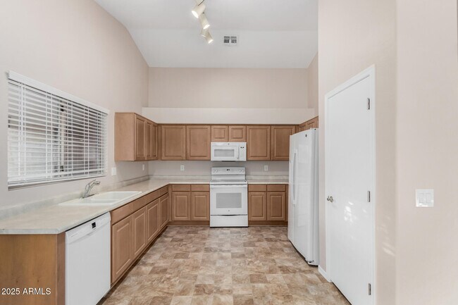 Building Photo - 6038 N Almanza Ln