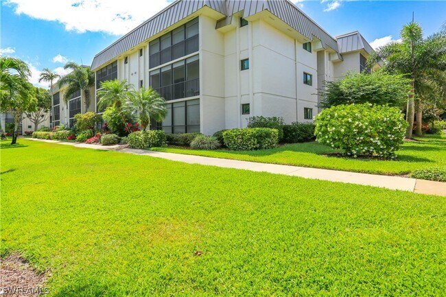 Building Photo - 788 Park Shore Dr