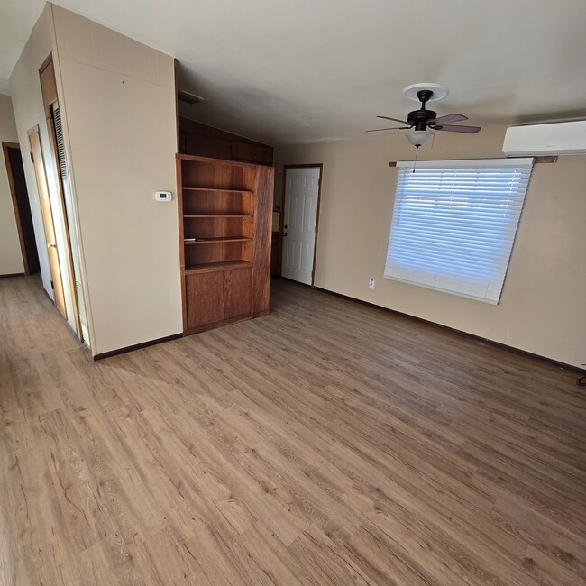 Building Photo - 903 W Alameda St