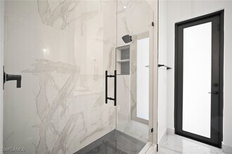 Building Photo - 930 Sycamore Ct