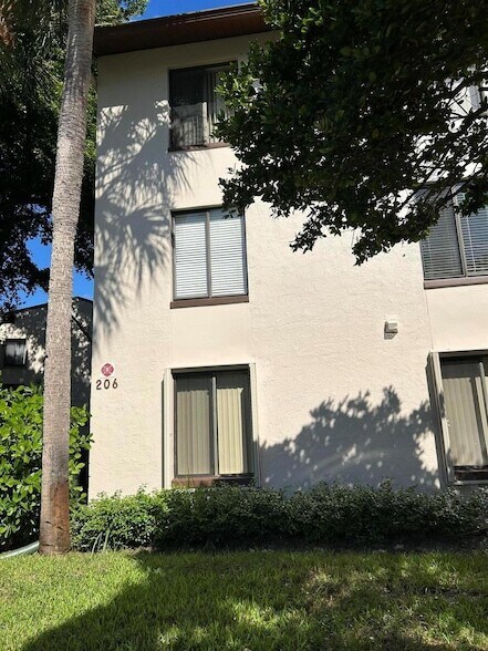 Building Photo - 206 Foxtail Dr