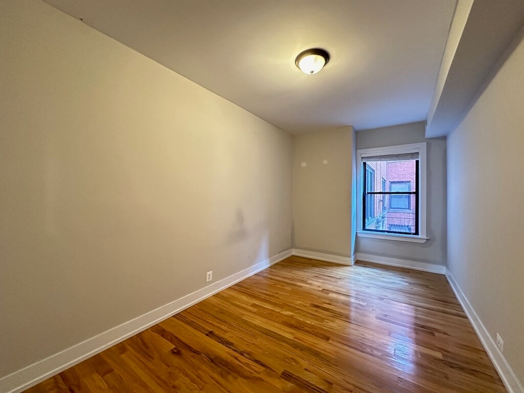 Building Photo - 3535 N Racine Ave