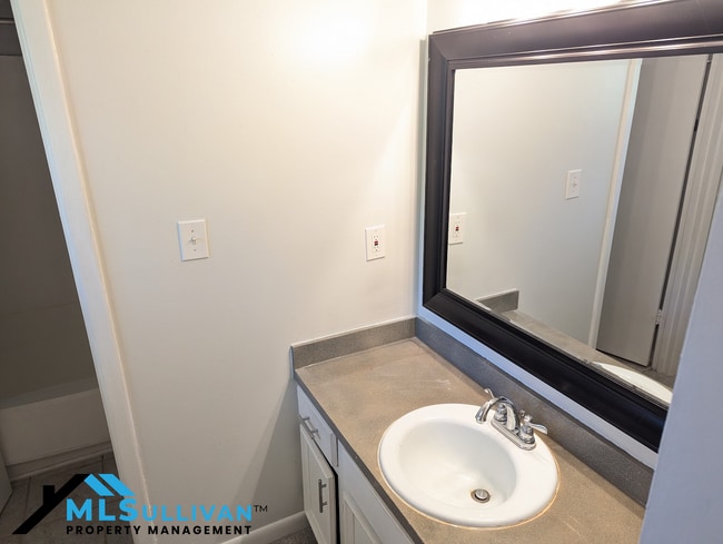 Building Photo - 4100-4105 Five Oaks Dr