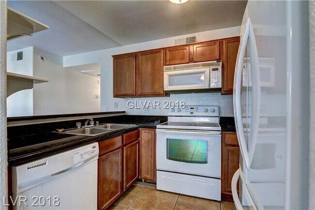 Building Photo - Great Location- 3 bedroom Condo