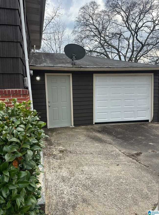 Building Photo - 1220 Skyline Dr