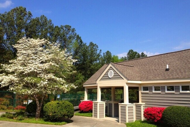 Building Photo - Updated, spacious 4br 2ba condo within wal...