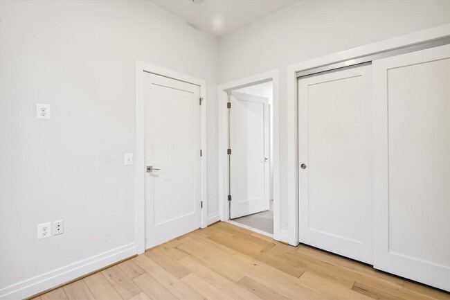Building Photo - Near NEW 1+1 in NW DC!