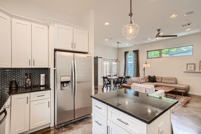 Building Photo - Home for Lease In East Downtown Austin Holly District