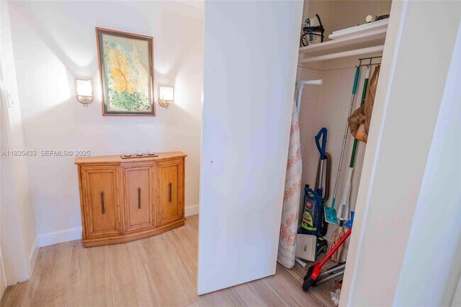 Building Photo - 2751 N Palm Aire Dr