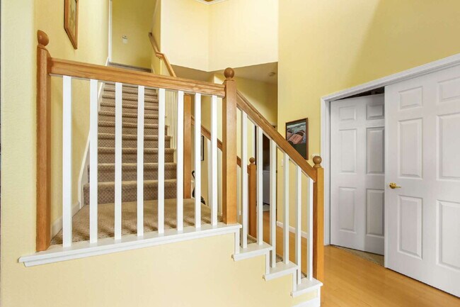 Building Photo - Short term room for rent