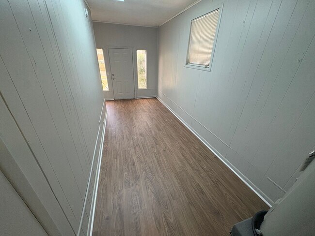 Building Photo - Move in ready 4/2 New floors, new paint