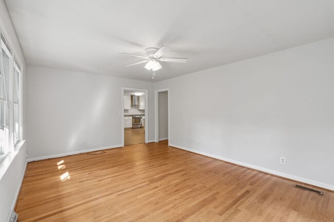 Building Photo - Spacious Single Family Home with Fenced Yard