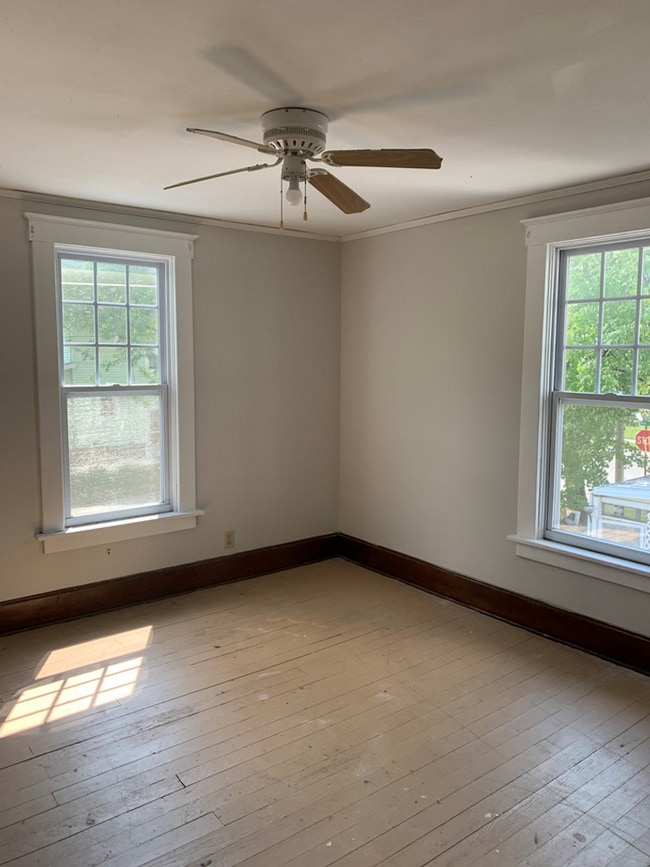 Building Photo - 206 E 10th St