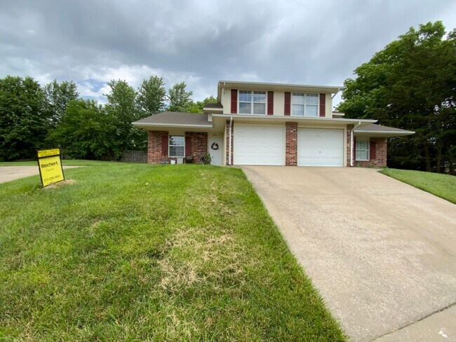 Building Photo - 3 Bedroom 2 Bathroom Duplex