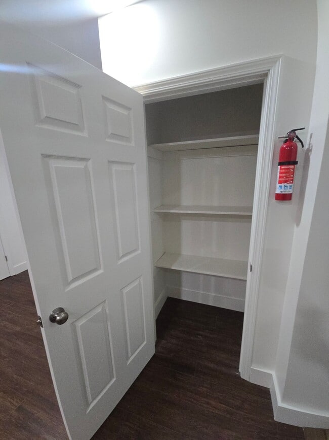 Building Photo - 1 bedroom with office and full bathroom