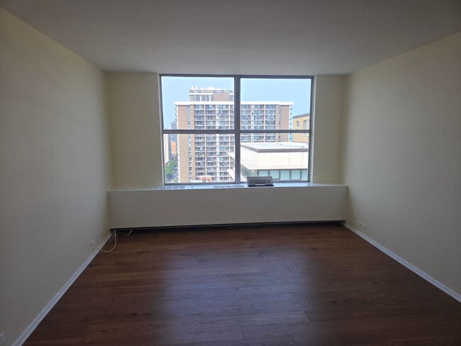 Building Photo - 5757 N Sheridan Rd