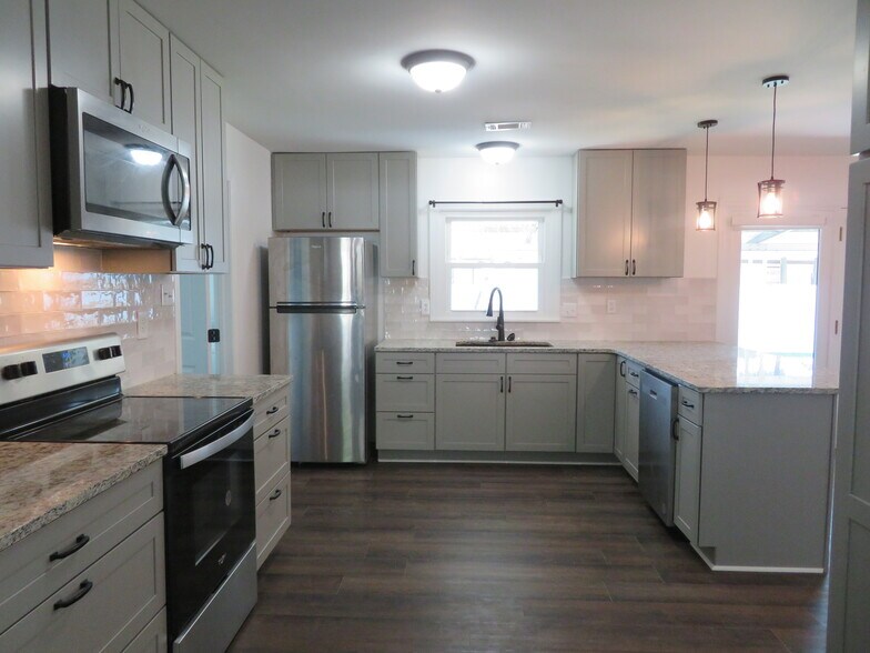 Building Photo - 7895 Pavilion Dr