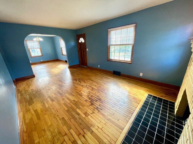 Building Photo - Very Unique 5 Bedroom Home on Large Lot