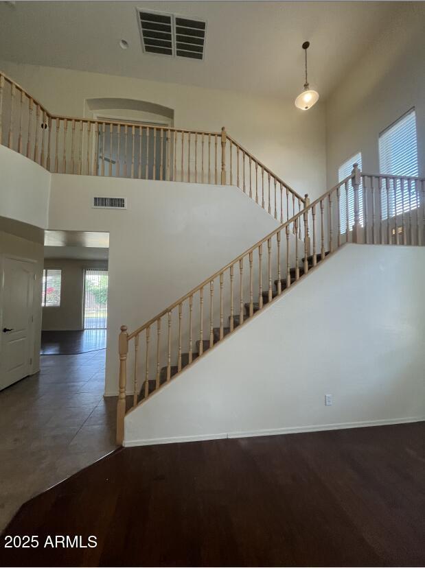 Building Photo - 576 E Julian Dr
