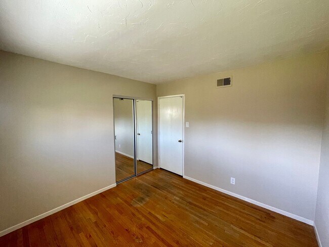 Building Photo - Beautiful 4B/2.5BA House in Oceanside w/ Attached Garage & W/D!