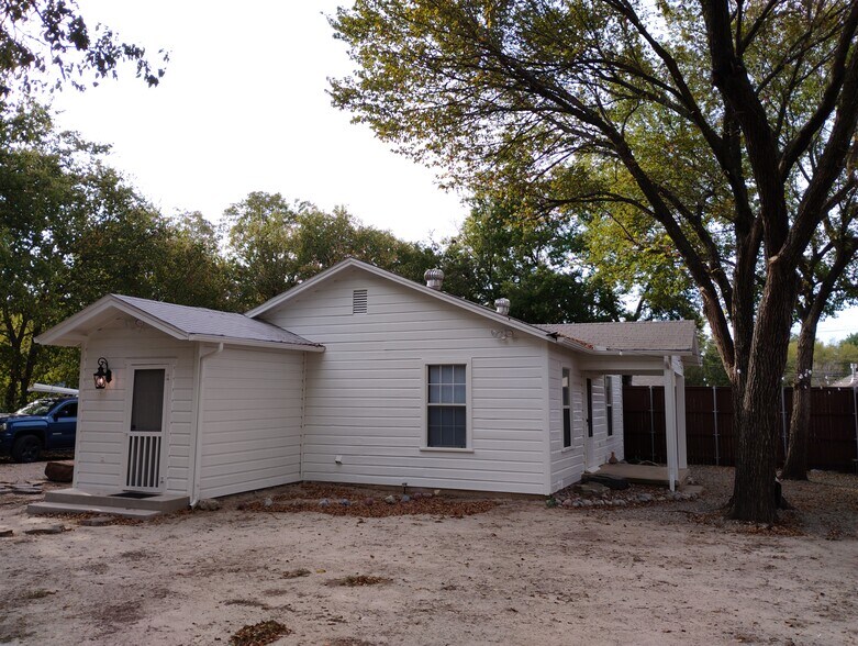 Porch, large trees - 5412 Meandering Rd