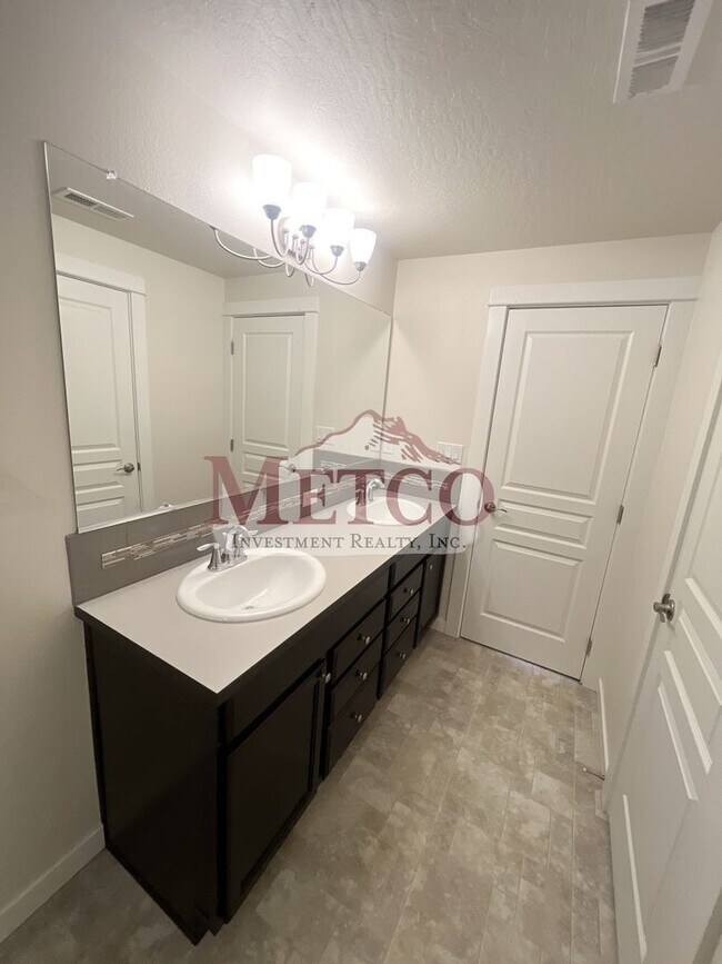 Building Photo - FOR RENT: Beautiful Coburg 3 Bed / 2.5 Bath Craftsman!