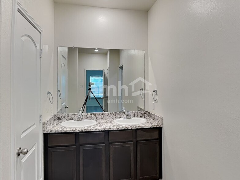 Building Photo - 7917 Cactus Plum Dr