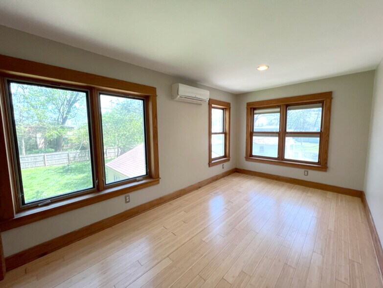 Building Photo - 506 S Poplar St