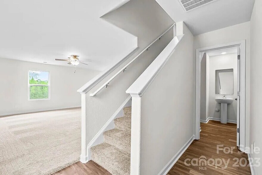 Building Photo - Room in House on Nia Rd