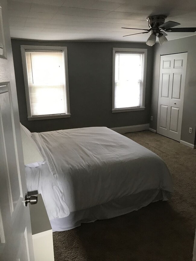 Building Photo - Modern 3 bed, 2 bath, south side flats rental