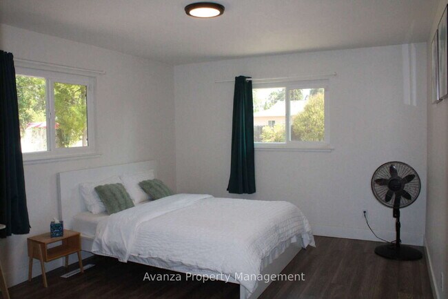 Building Photo - Home for Rent 4 Bed/3 Bath - 1,791 Sq Ft. Rent: $2,750/month Security Deposit: $2,850 Bullard Hig...