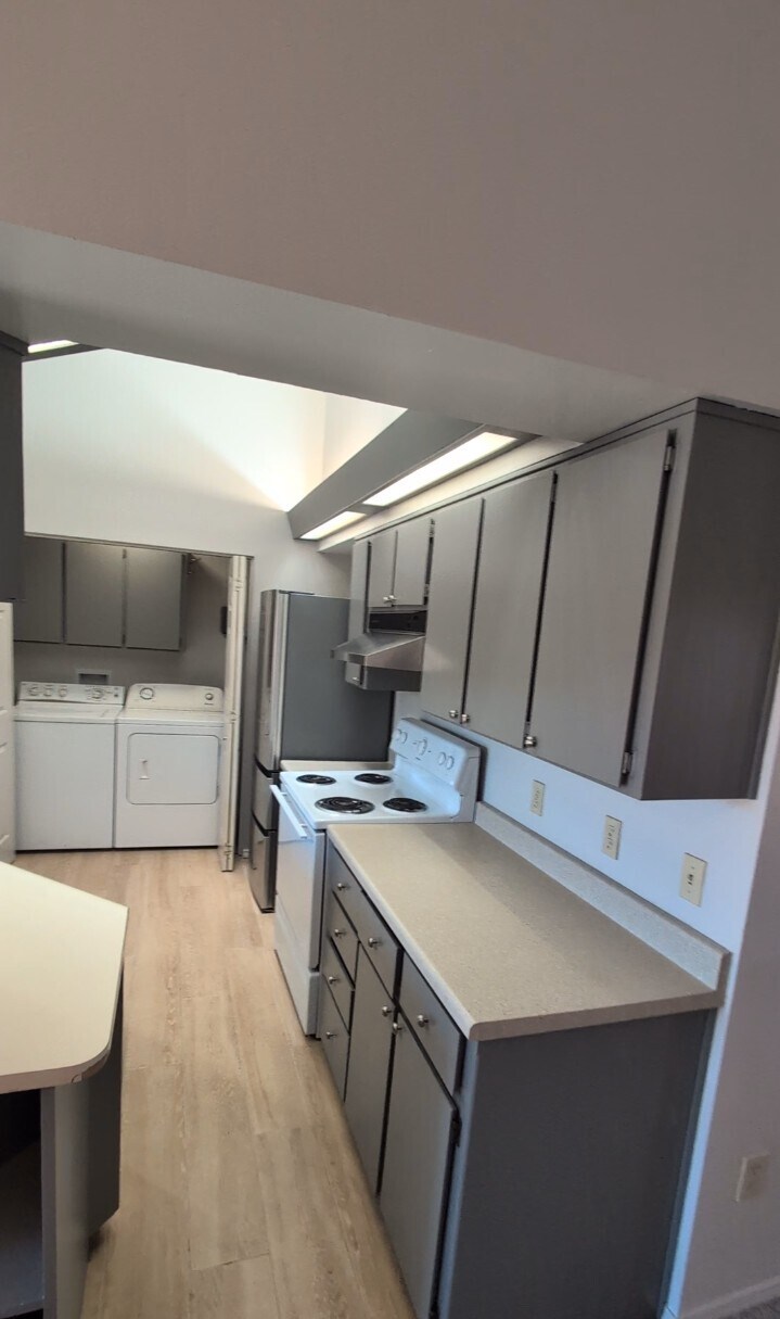 Building Photo - 4944 Summit Cir