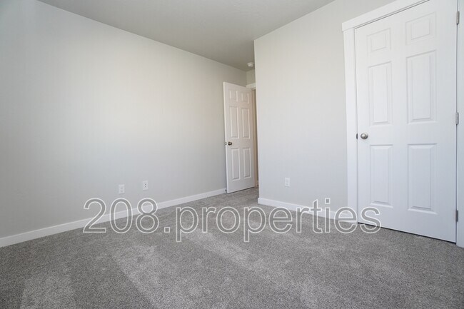 Building Photo - 1218 W Bass River Dr