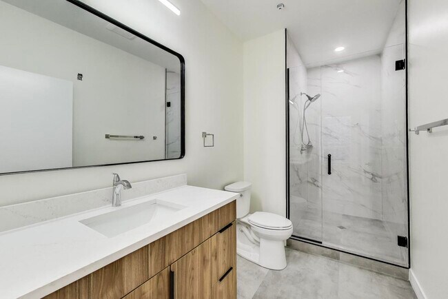 Building Photo - 1950 W Lawrence Ave