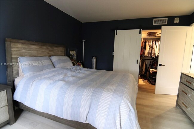 Building Photo - 6801 Indian Creek Dr