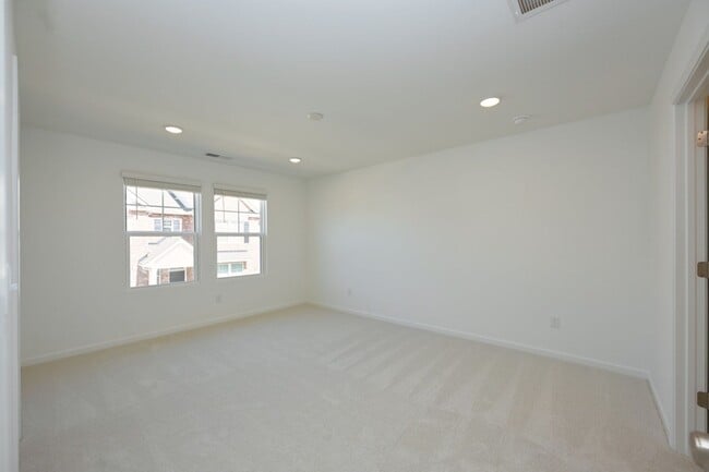 Building Photo - FREE TV!!