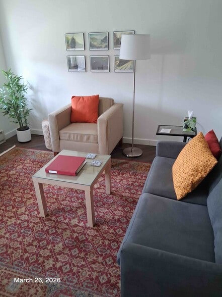 Living area with ceiling fan - 818 12th St