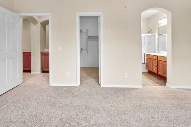 Building Photo - Beautiful townhome in Mission Valley!  Ava...