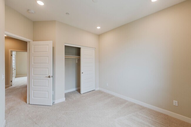 Building Photo - Newer townhome rental located in the gated One Seven Eight community!