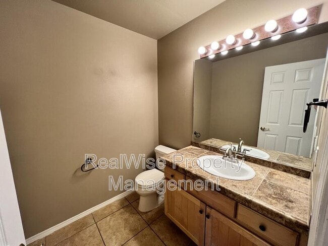 Building Photo - 1312 NE Tucson Way